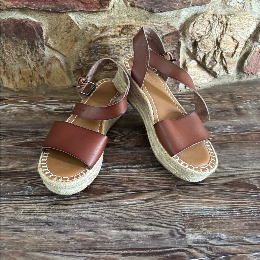 Universal Thread Tan Platform Sandals